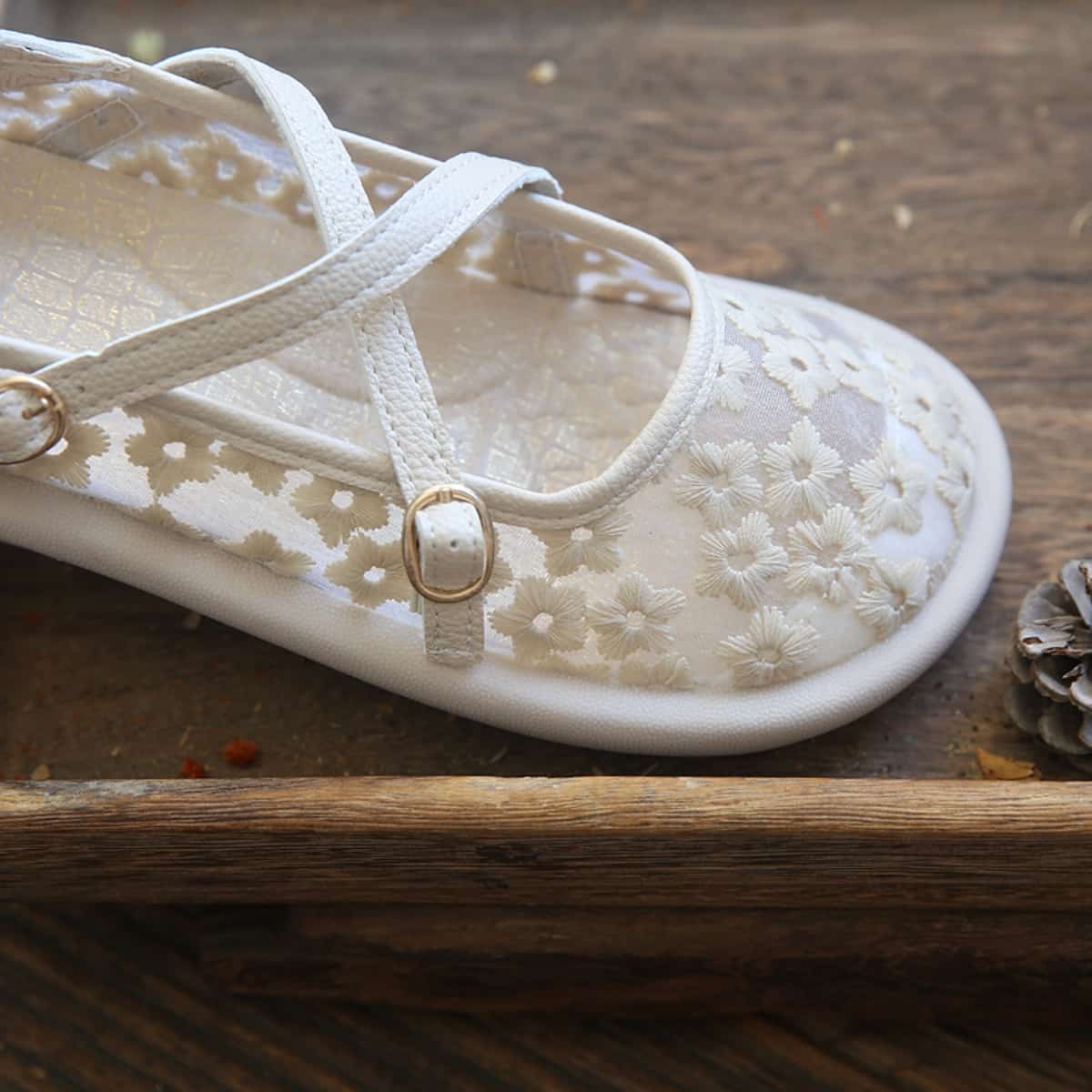 Daisy mesh round head shallow mouth flats summer cross buckle Roman sandals