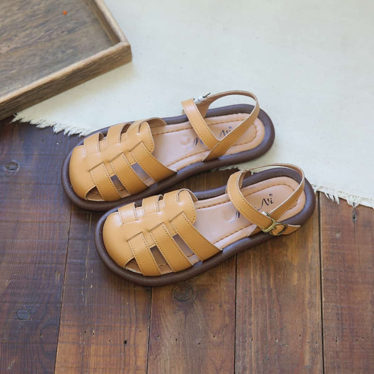 Leather hollow bag head flat shoes new wear breathable soft sole Roman sandals summer