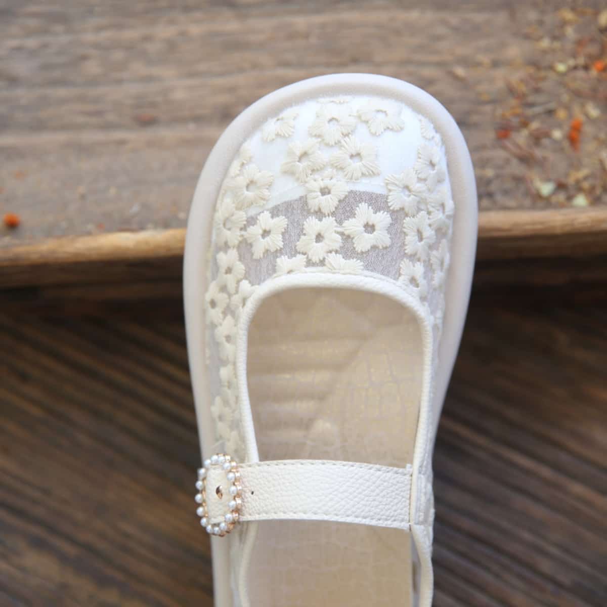 Daisy mesh yarn round head flat bottom big head shoes summer one word buckle belt low heel sandals women