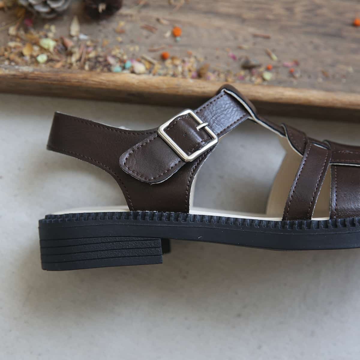 Hollow glossy bag head flat-soled big head shoes summer middle heel French Roman sandals