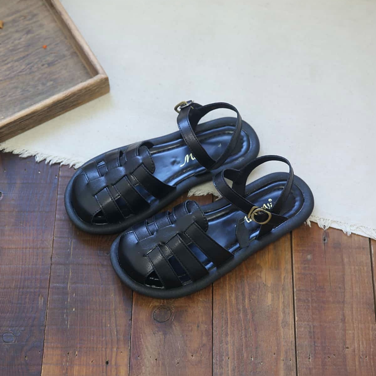 Leather hollow bag head flat shoes new wear breathable soft sole Roman sandals summer