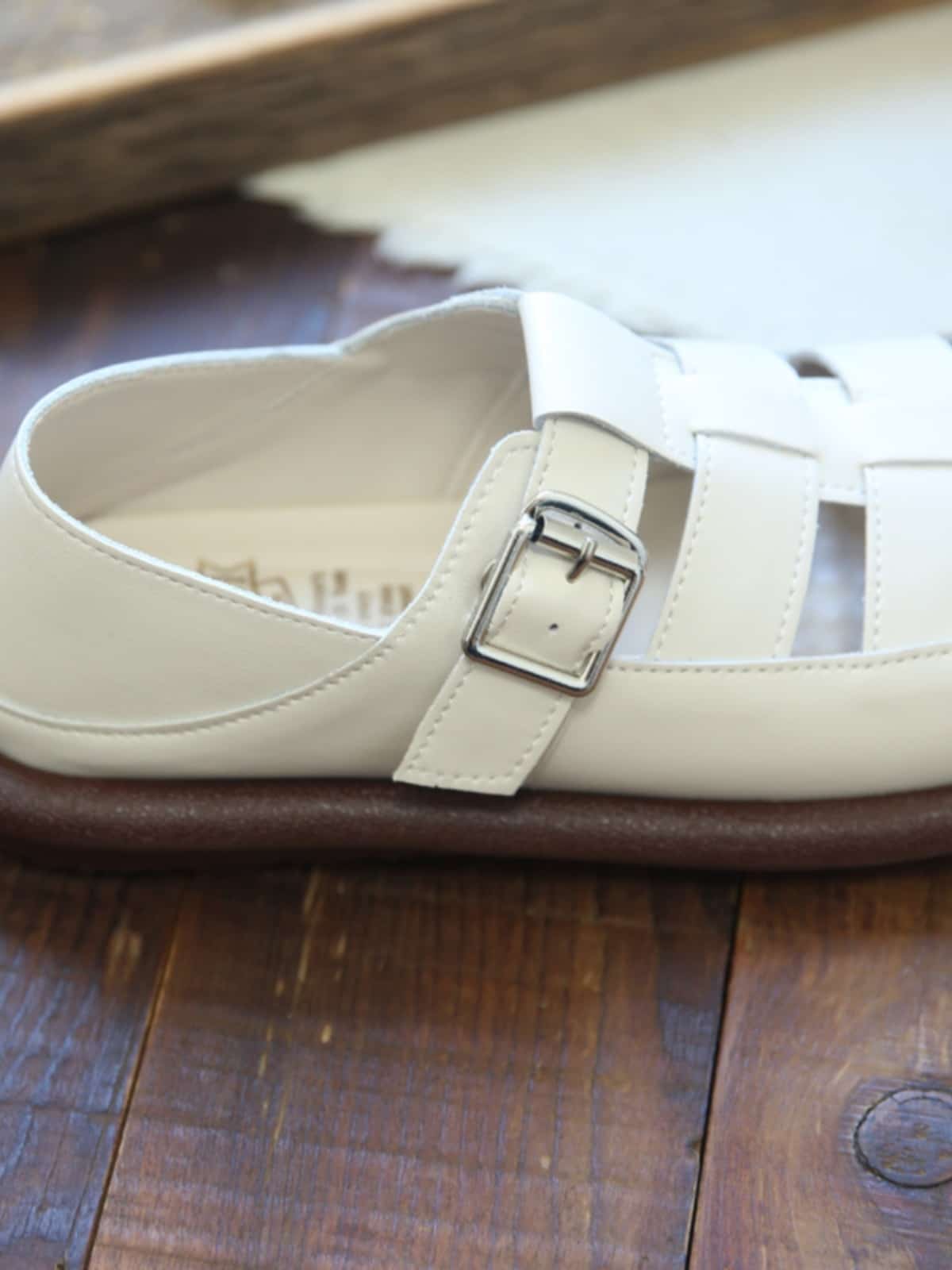 Hollow leather round head flat-soled big head shoes, soft-soled Roman sandals for summer wear