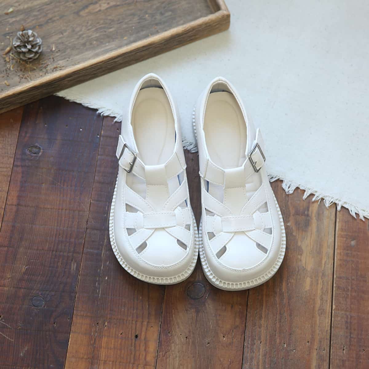 Hollow woven bag head Roman sandals summer T-button low heel breathable small leather shoes