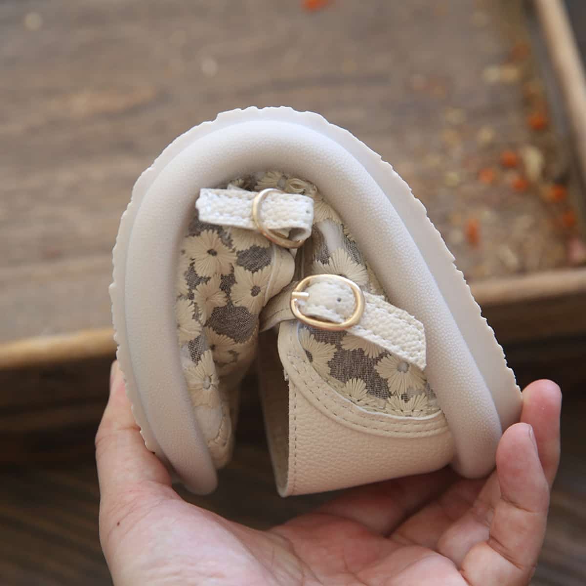 Daisy mesh round head shallow mouth flats summer cross buckle Roman sandals