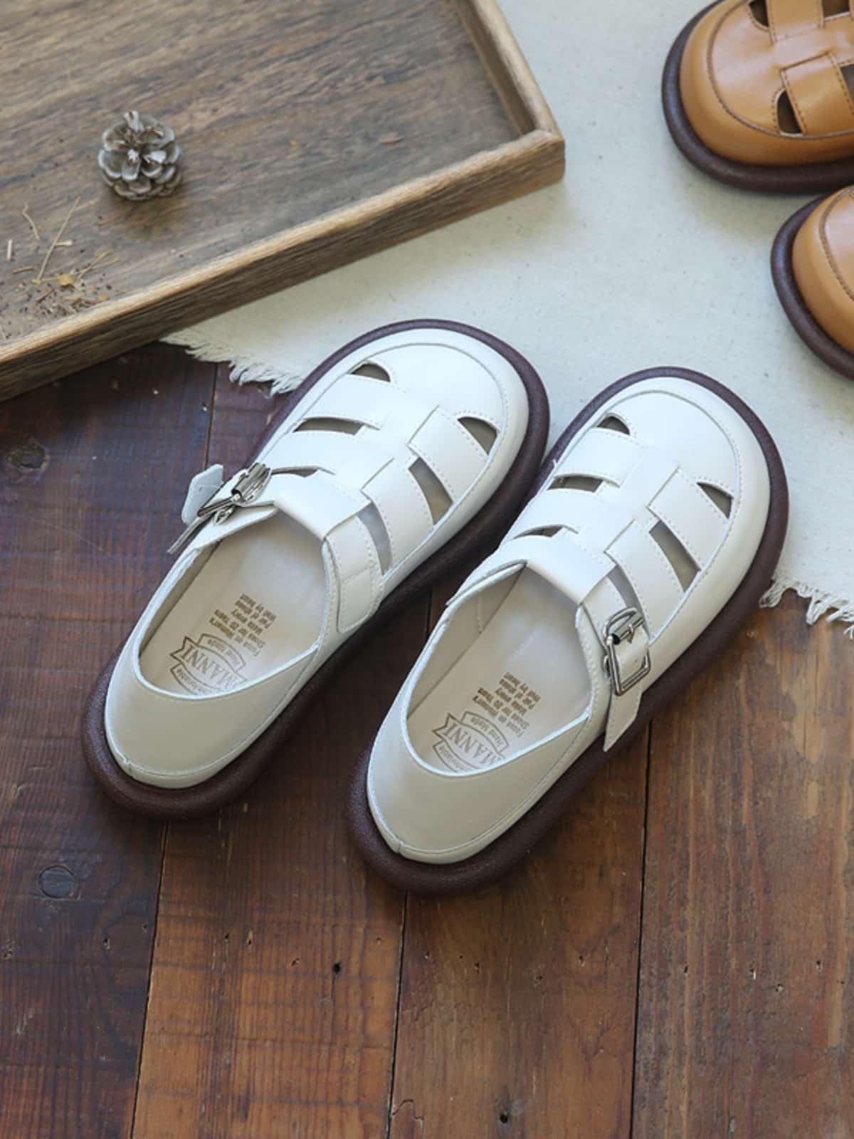 Hollow leather round head flat-soled big head shoes, soft-soled Roman sandals for summer wear