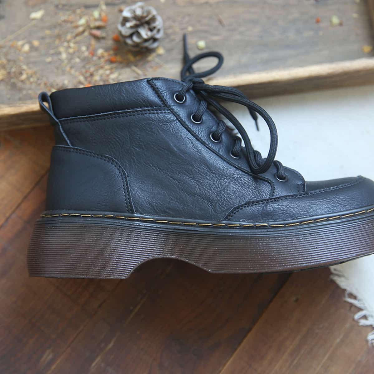 Round head lace-up platform locomotive Martin boots autumn and winter black handsome versatile short boots