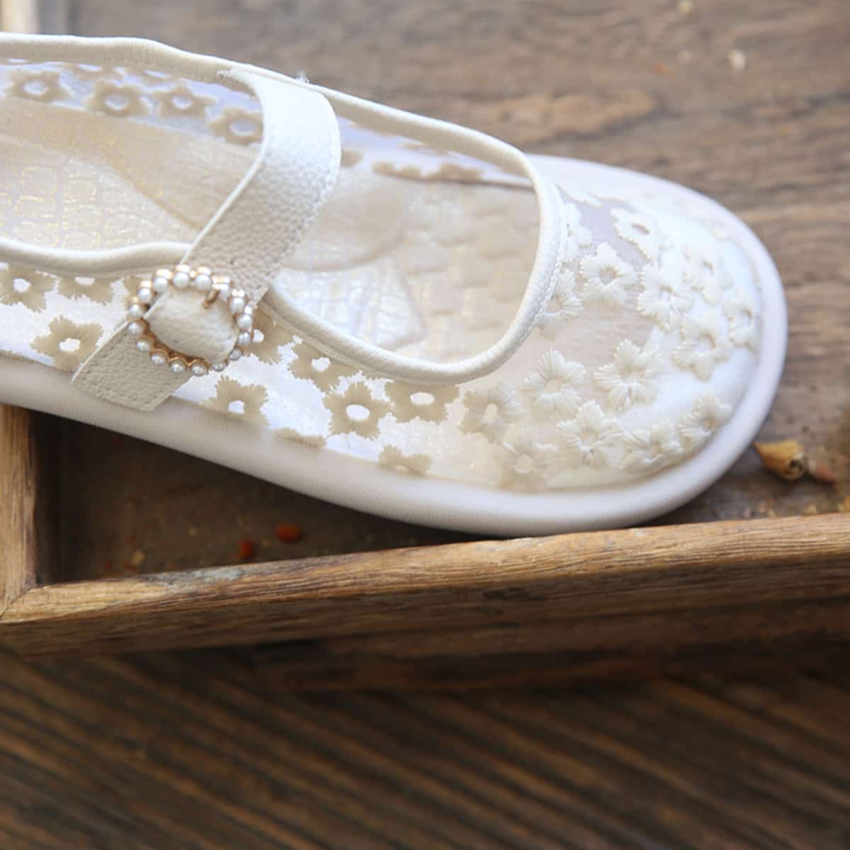 Daisy mesh yarn round head flat bottom big head shoes summer one word buckle belt low heel sandals women