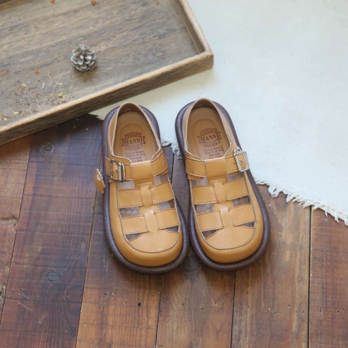Hollow leather round head flat-soled big head shoes, soft-soled Roman sandals for summer wear