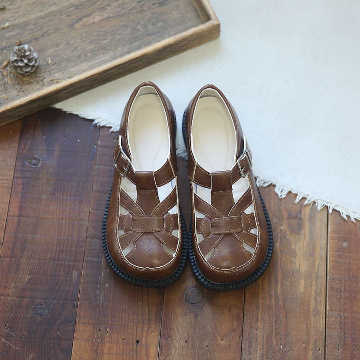 Hollow woven bag head Roman sandals summer T-button low heel breathable small leather shoes