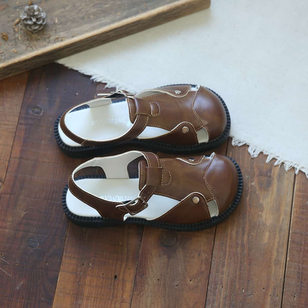 Hollow round head low heel Roman shoes summer new rivet fashion T-button sandals