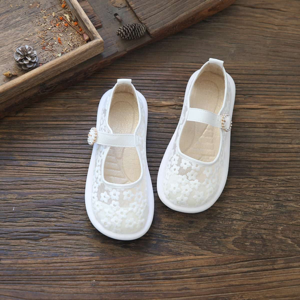 Daisy mesh yarn round head flat bottom big head shoes summer one word buckle belt low heel sandals women