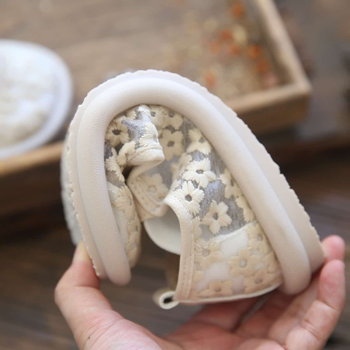 Daisy mesh yarn round head flat bottom big head shoes summer one word buckle belt low heel sandals women