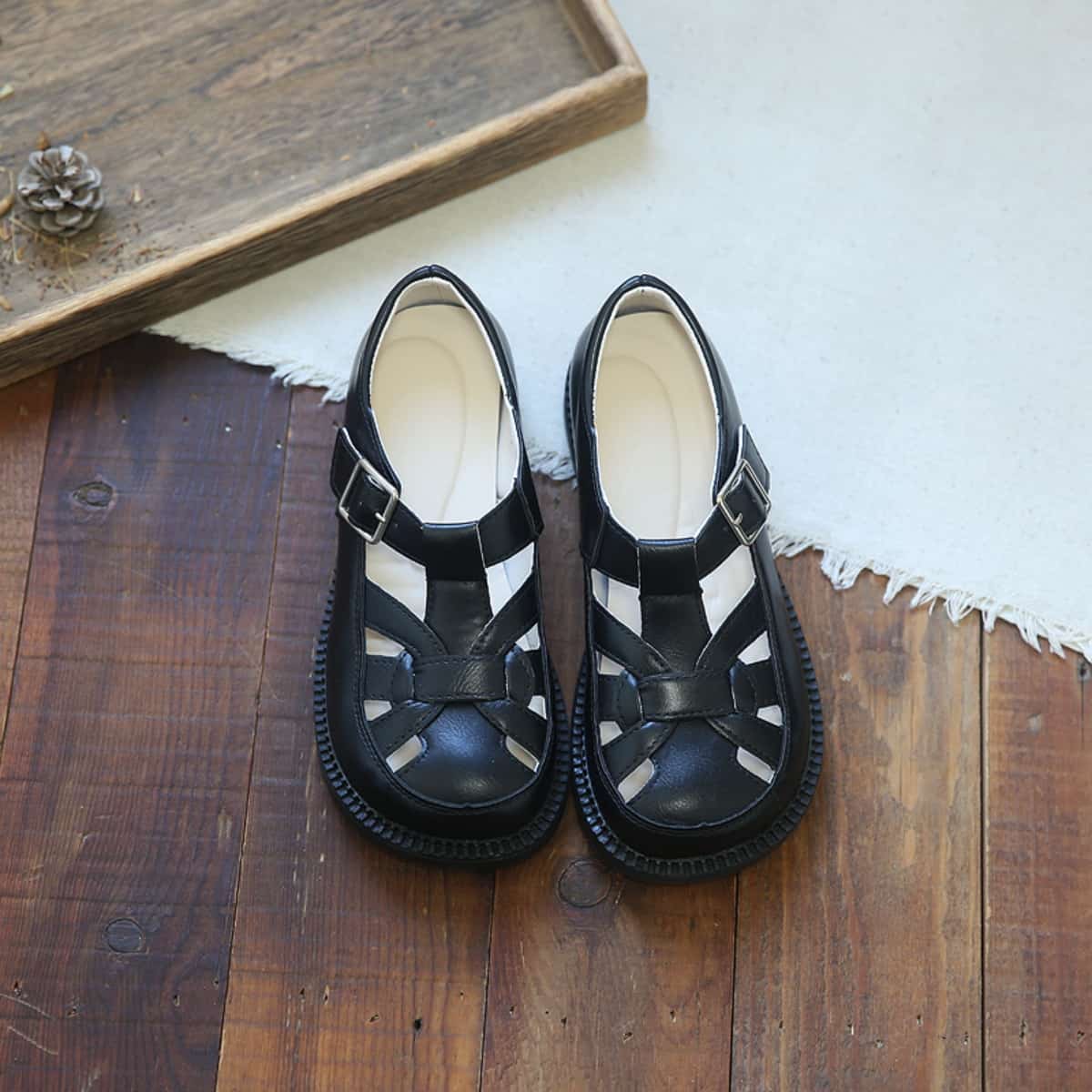 Hollow woven bag head Roman sandals summer T-button low heel breathable small leather shoes