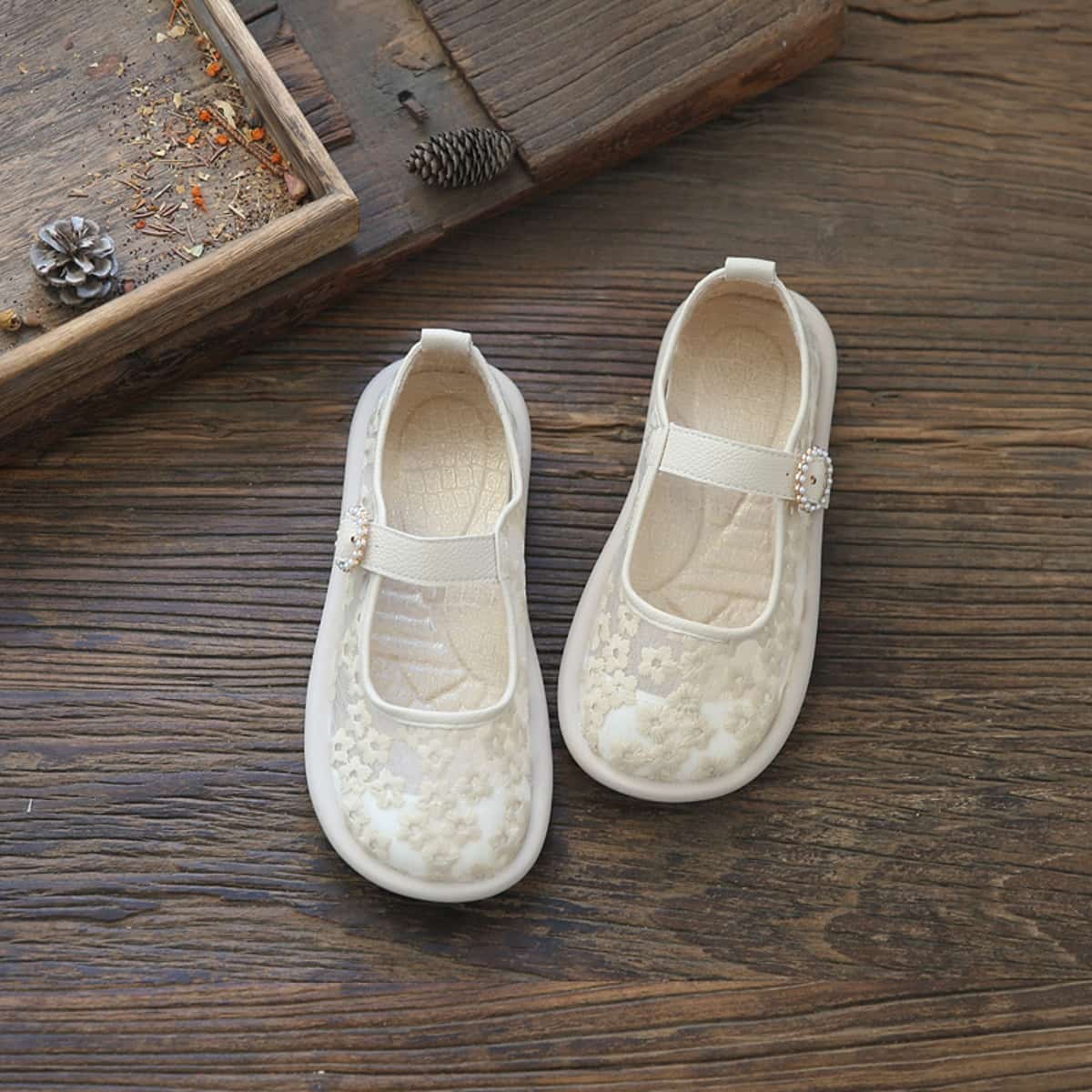 Daisy mesh yarn round head flat bottom big head shoes summer one word buckle belt low heel sandals women