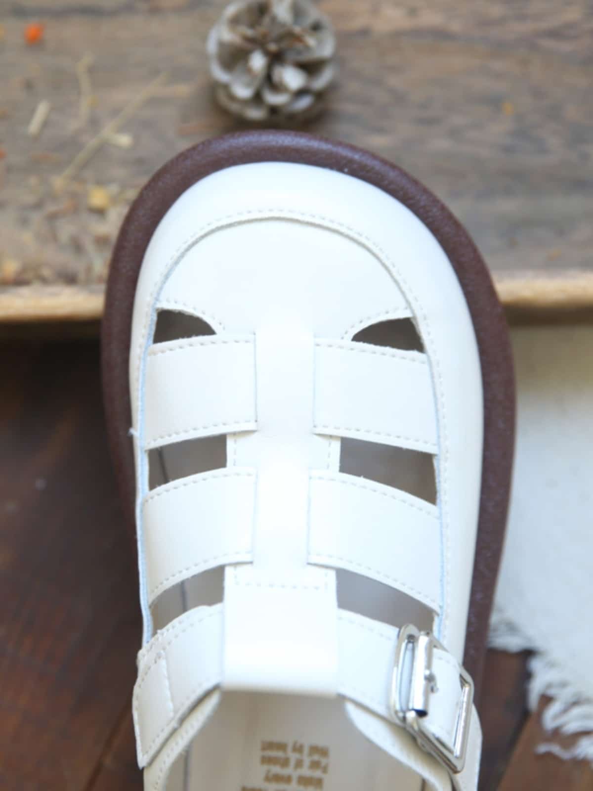 Hollow leather round head flat-soled big head shoes, soft-soled Roman sandals for summer wear