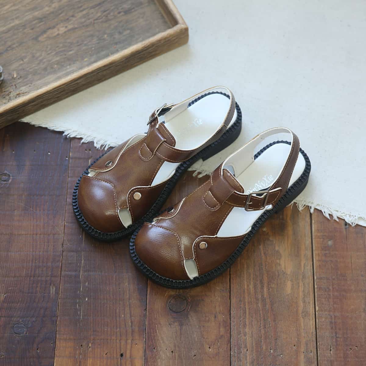 Hollow round head low heel Roman shoes summer new rivet fashion T-button sandals