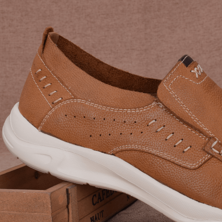 Soft-soled men's handmade casual leather shoes men's leather lightweight shock-absorbing single shoes breathable travel shoes