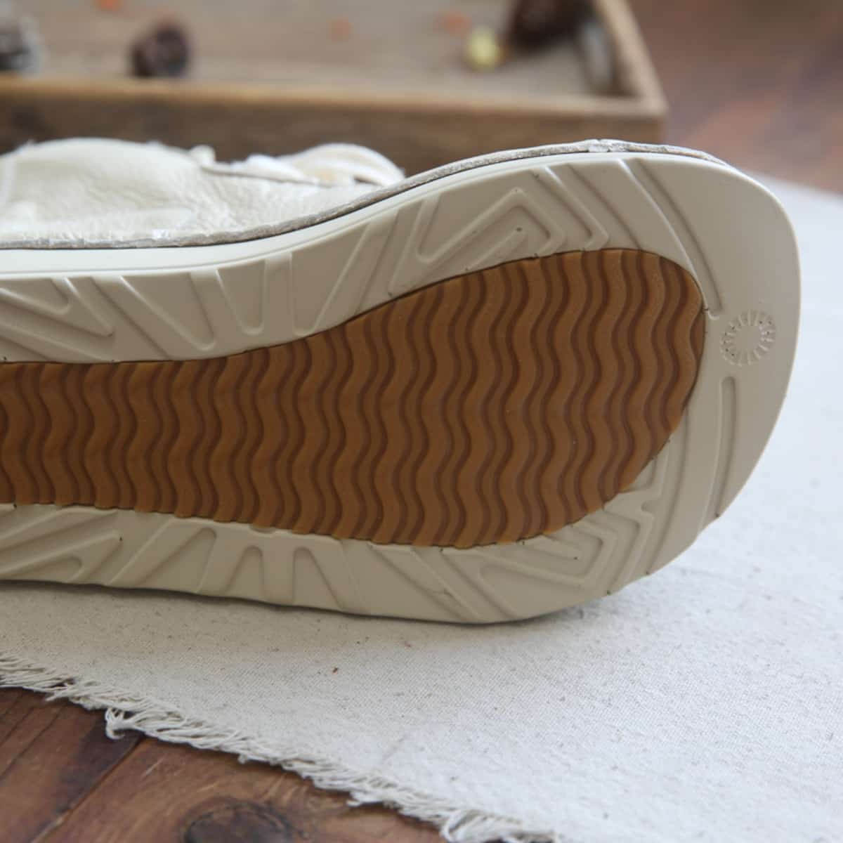 Leather round head lace-up thick-soled big head shoes, personalized height-increasing short boots for women's autumn