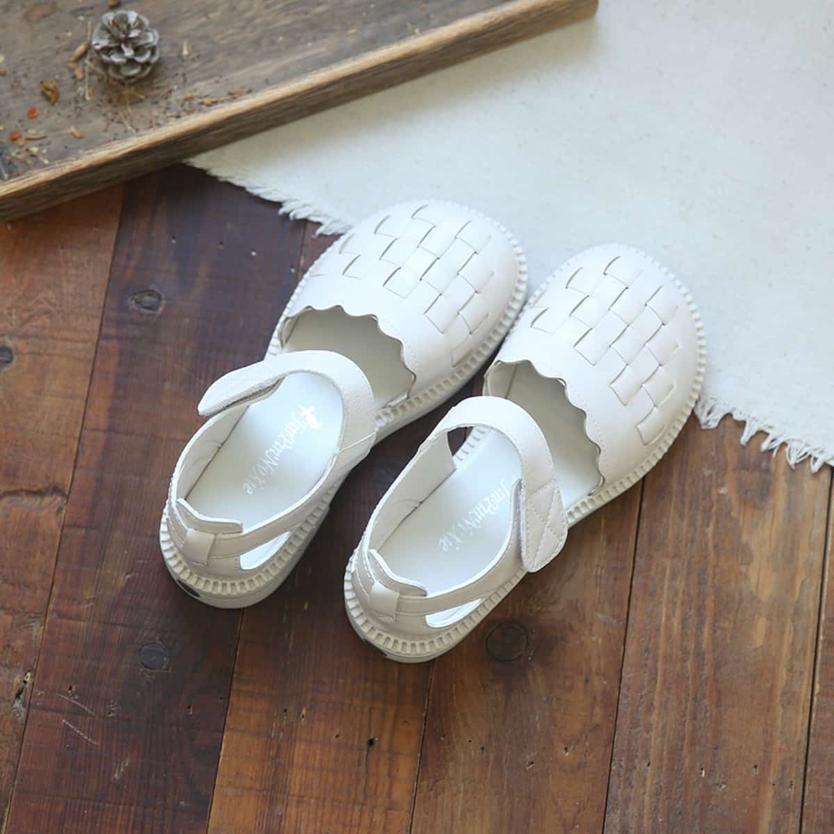 Hollow woven bag head small leather shoes summer word with low heel student beige sandals