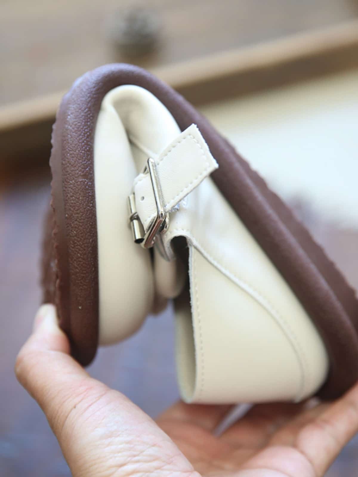 Hollow leather round head flat-soled big head shoes, soft-soled Roman sandals for summer wear